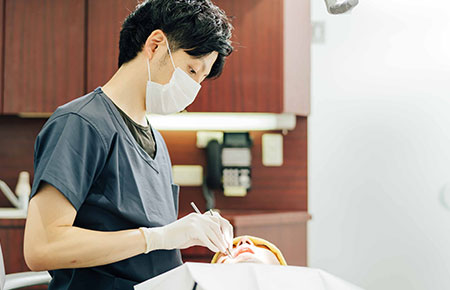 歯医者にて定期的なお口のチェック・マウスピースの交換に対応