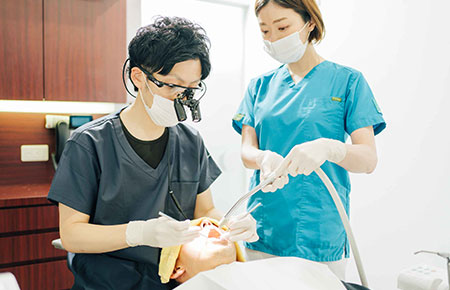 重度の歯周病は再生療法や外科手術により組織の回復を